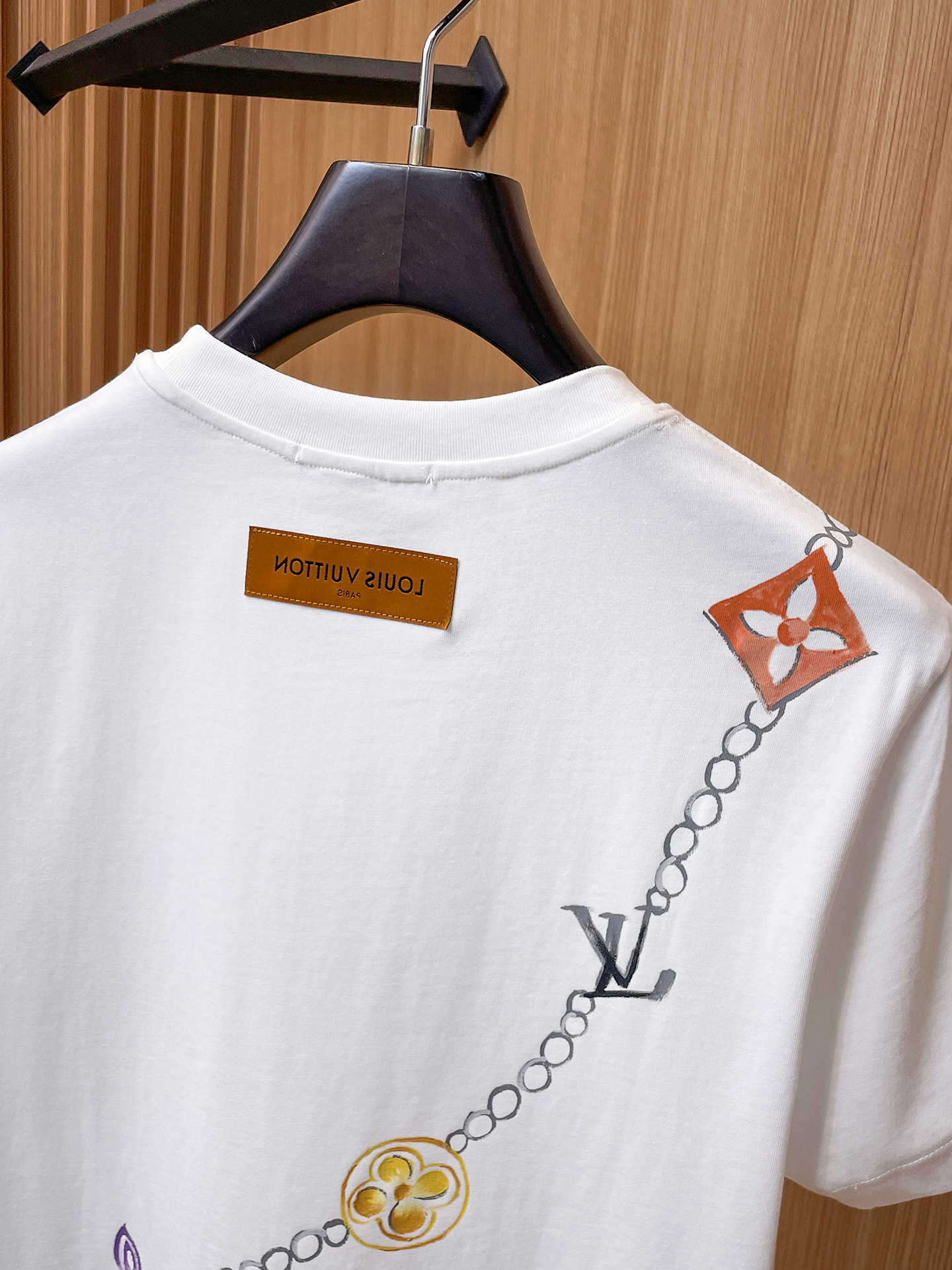 路易威登LV26春夏新品专柜首发最新款短袖圆领T恤 高端订制 设计前卫时尚！品牌logo手绘重工艺设计，