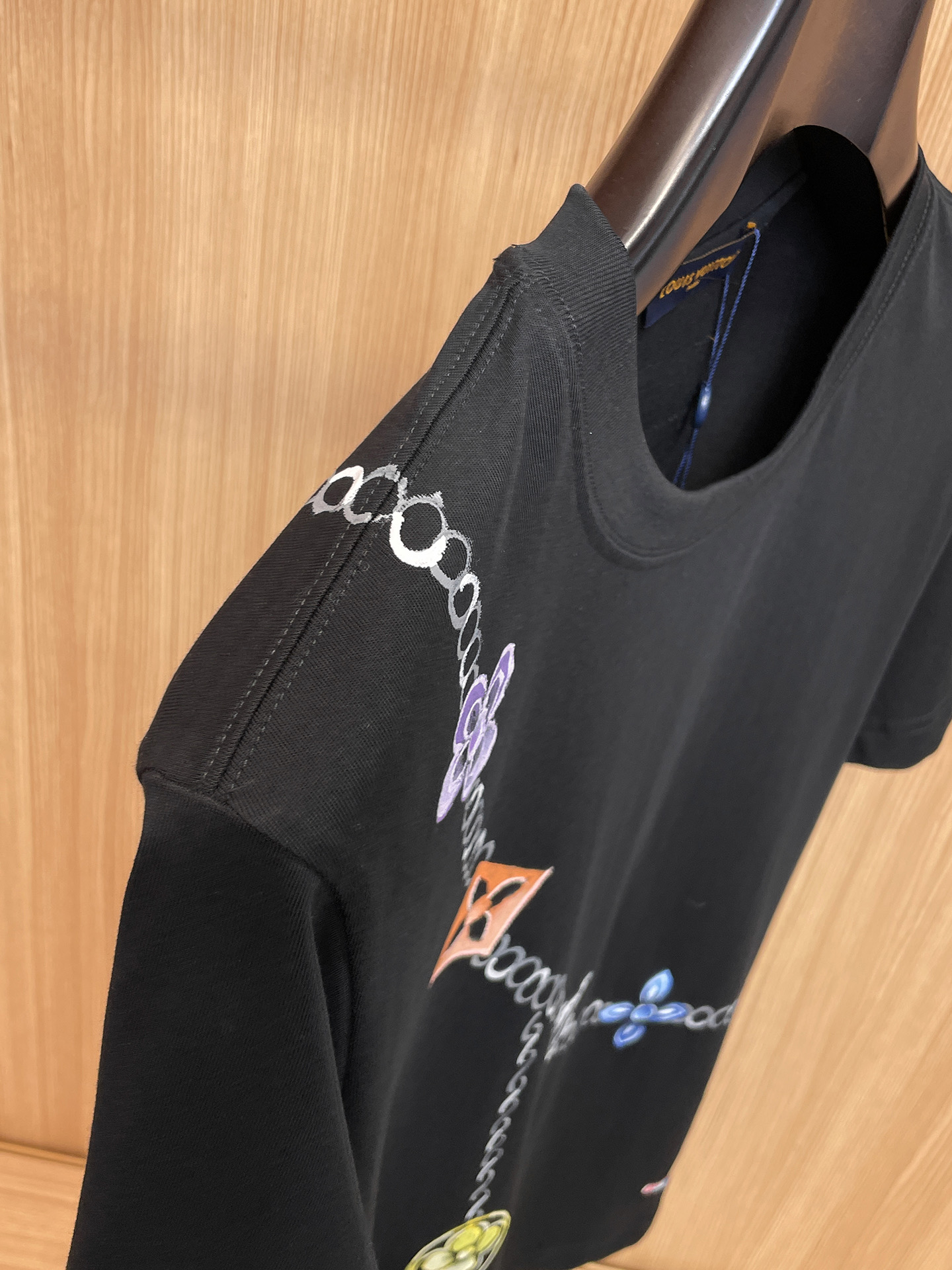 路易威登LV26春夏新品专柜首发最新款短袖圆领T恤 高端订制 设计前卫时尚！品牌logo手绘重工艺设计，