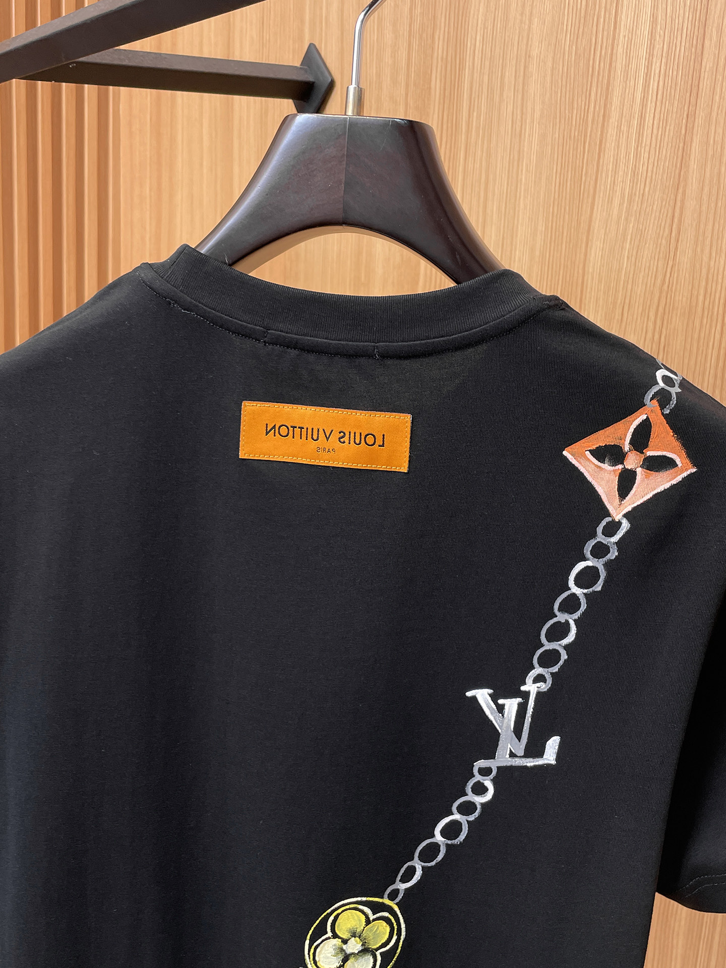 路易威登LV26春夏新品专柜首发最新款短袖圆领T恤 高端订制 设计前卫时尚！品牌logo手绘重工艺设计，