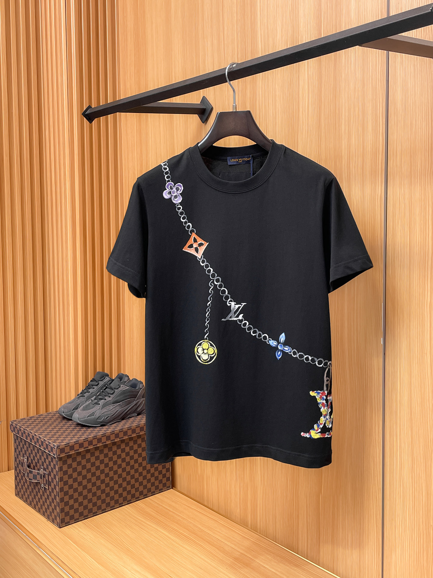 路易威登LV26春夏新品专柜首发最新款短袖圆领T恤 高端订制 设计前卫时尚！品牌logo手绘重工艺设计，