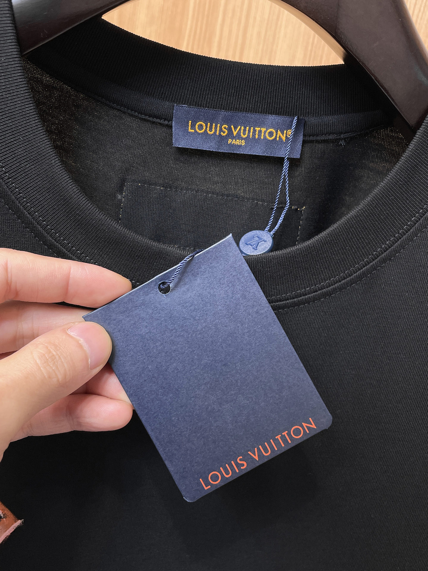 路易威登LV26春夏新品专柜首发最新款短袖圆领T恤 高端订制 设计前卫时尚！品牌logo手绘重工艺设计，