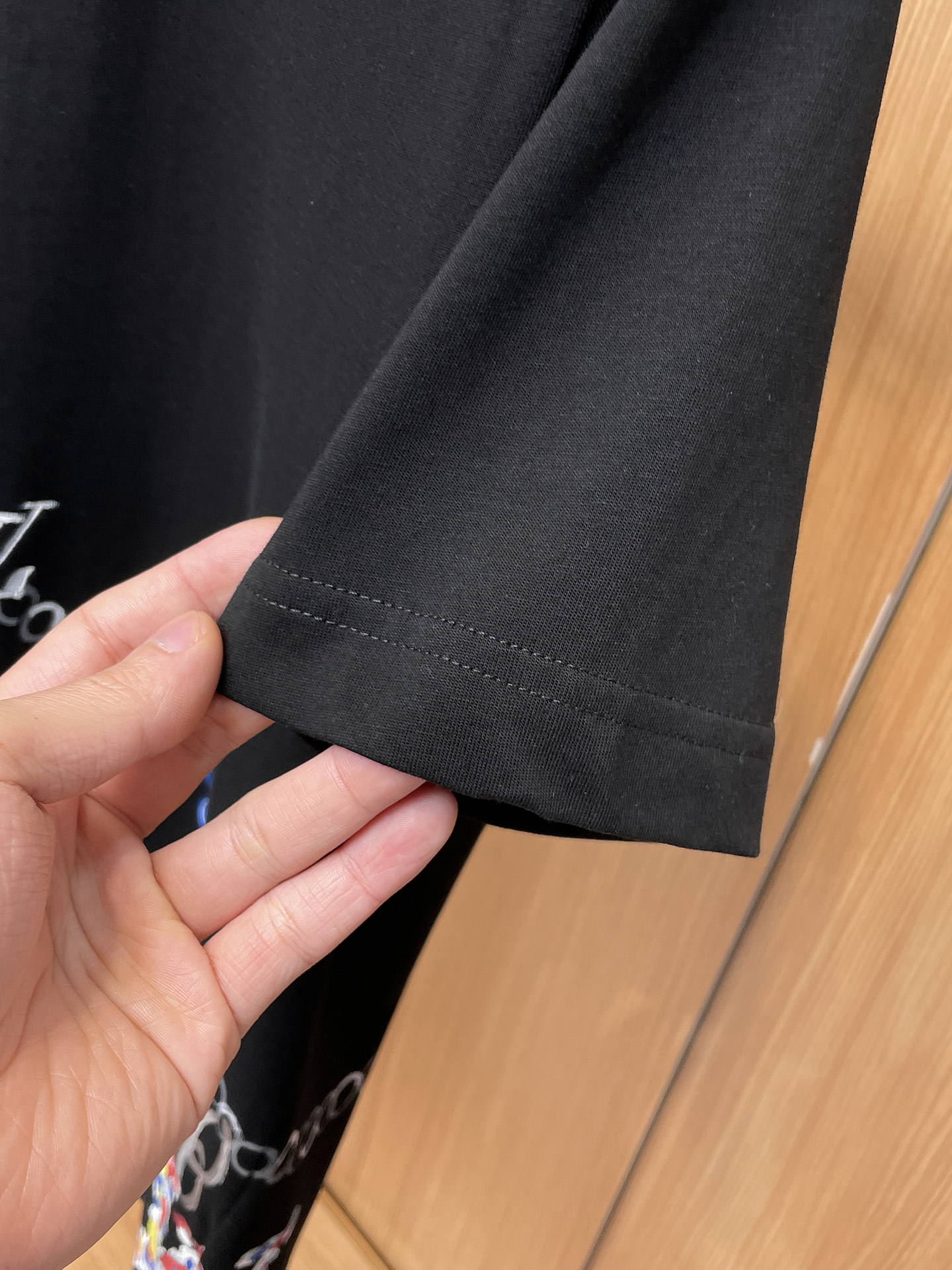 路易威登LV26春夏新品专柜首发最新款短袖圆领T恤 高端订制 设计前卫时尚！品牌logo手绘重工艺设计，