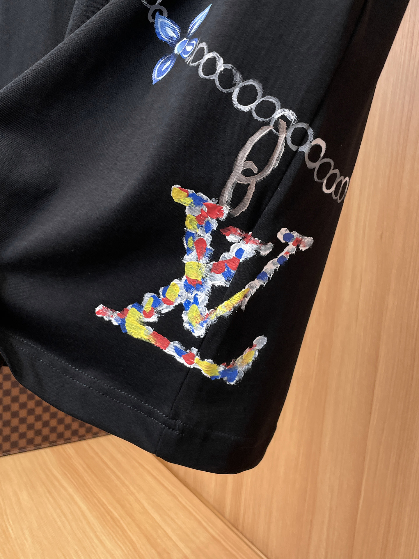 路易威登LV26春夏新品专柜首发最新款短袖圆领T恤 高端订制 设计前卫时尚！品牌logo手绘重工艺设计，