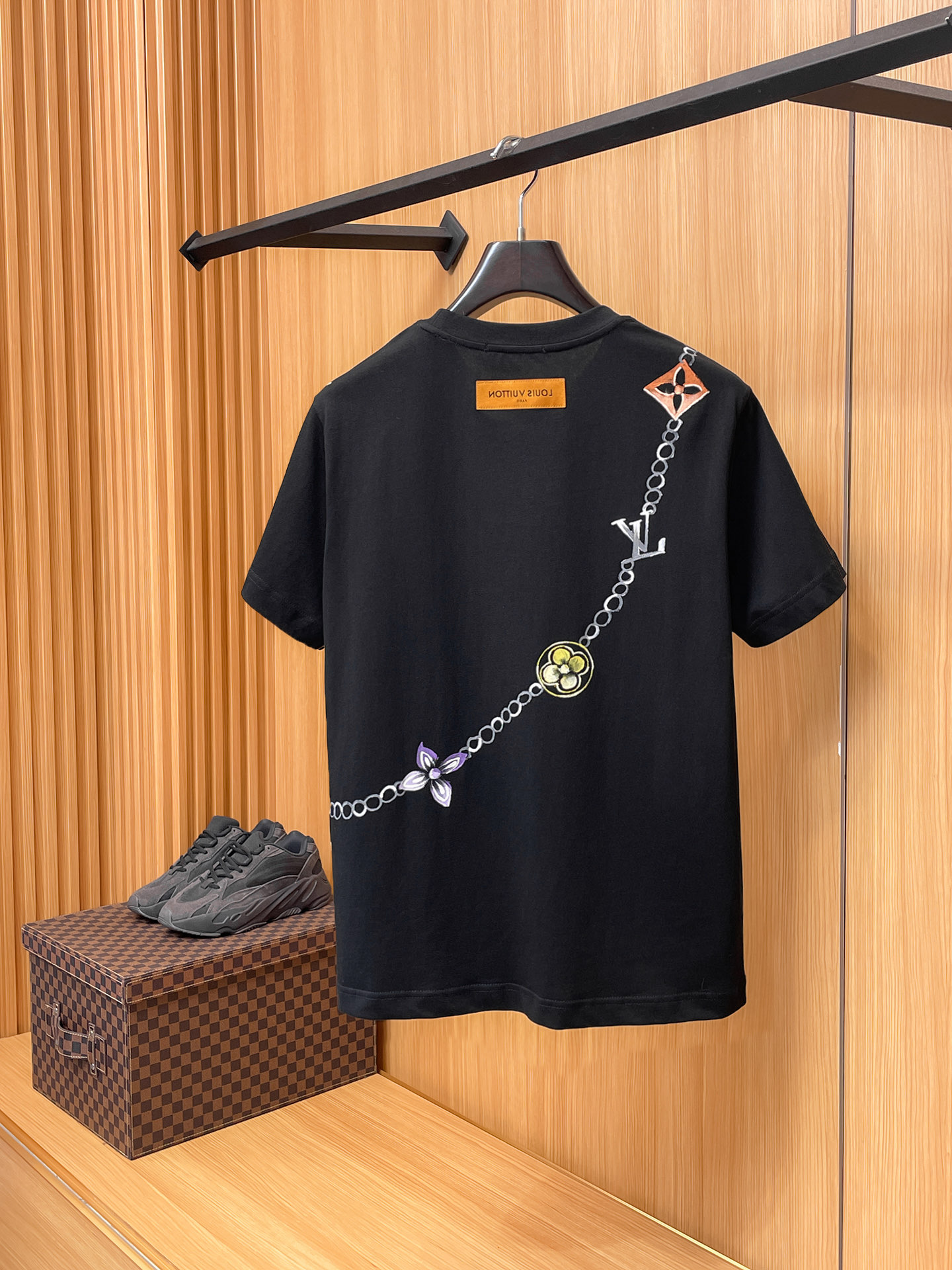 路易威登LV26春夏新品专柜首发最新款短袖圆领T恤 高端订制 设计前卫时尚！品牌logo手绘重工艺设计，