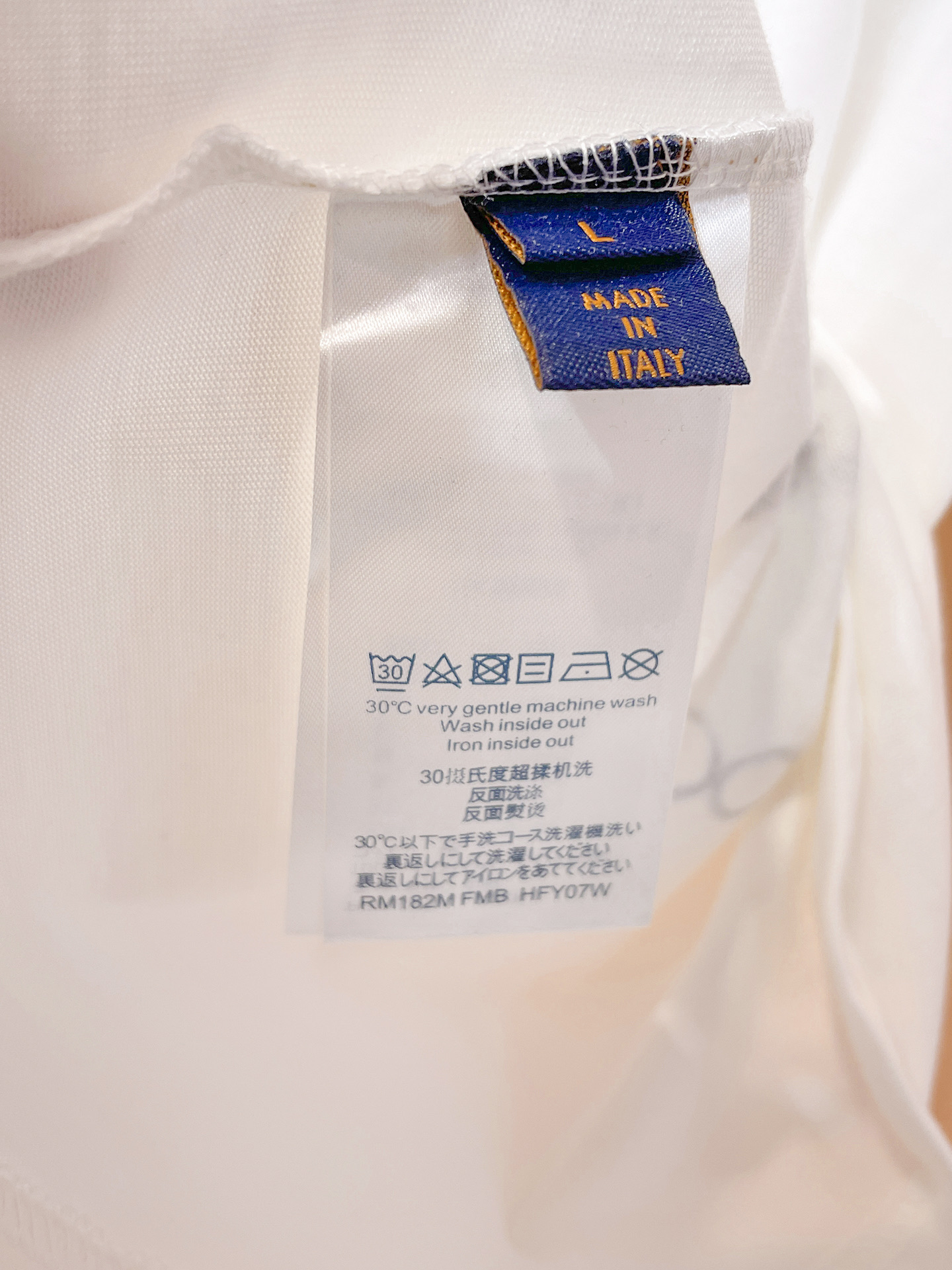 路易威登LV26春夏新品专柜首发最新款短袖圆领T恤 高端订制 设计前卫时尚！品牌logo手绘重工艺设计，