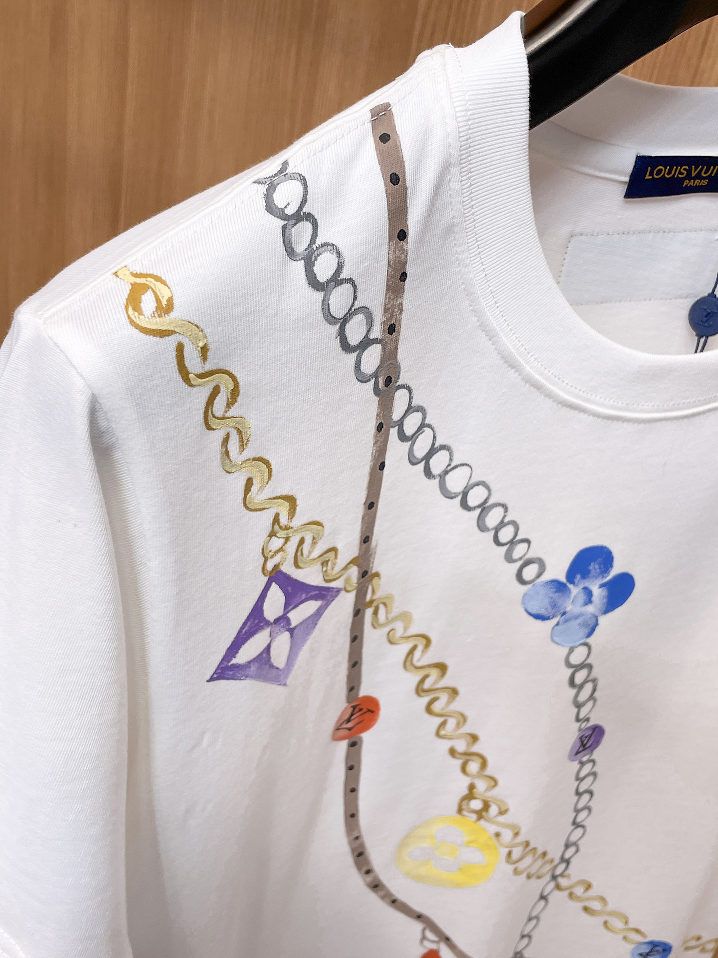 路易威登LV26春夏新品专柜首发最新款短袖圆领T恤 高端订制 设计前卫时尚！品牌logo手绘重工艺设计，