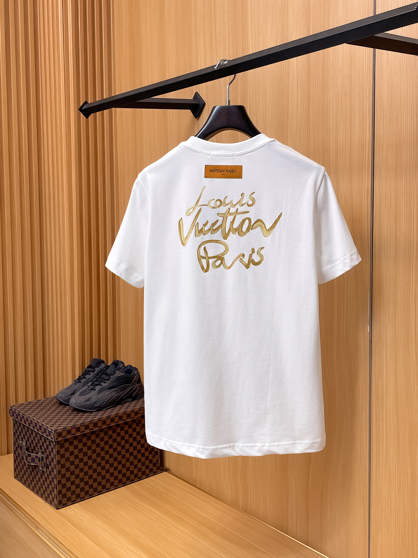 路易威登LV26春夏新品专柜首发最新款短袖圆领T恤 高端订制 设计前卫时尚！品牌logo手绘重工艺设计，