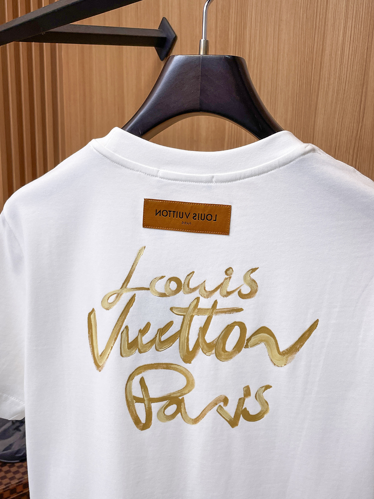 路易威登LV26春夏新品专柜首发最新款短袖圆领T恤 高端订制 设计前卫时尚！品牌logo手绘重工艺设计，