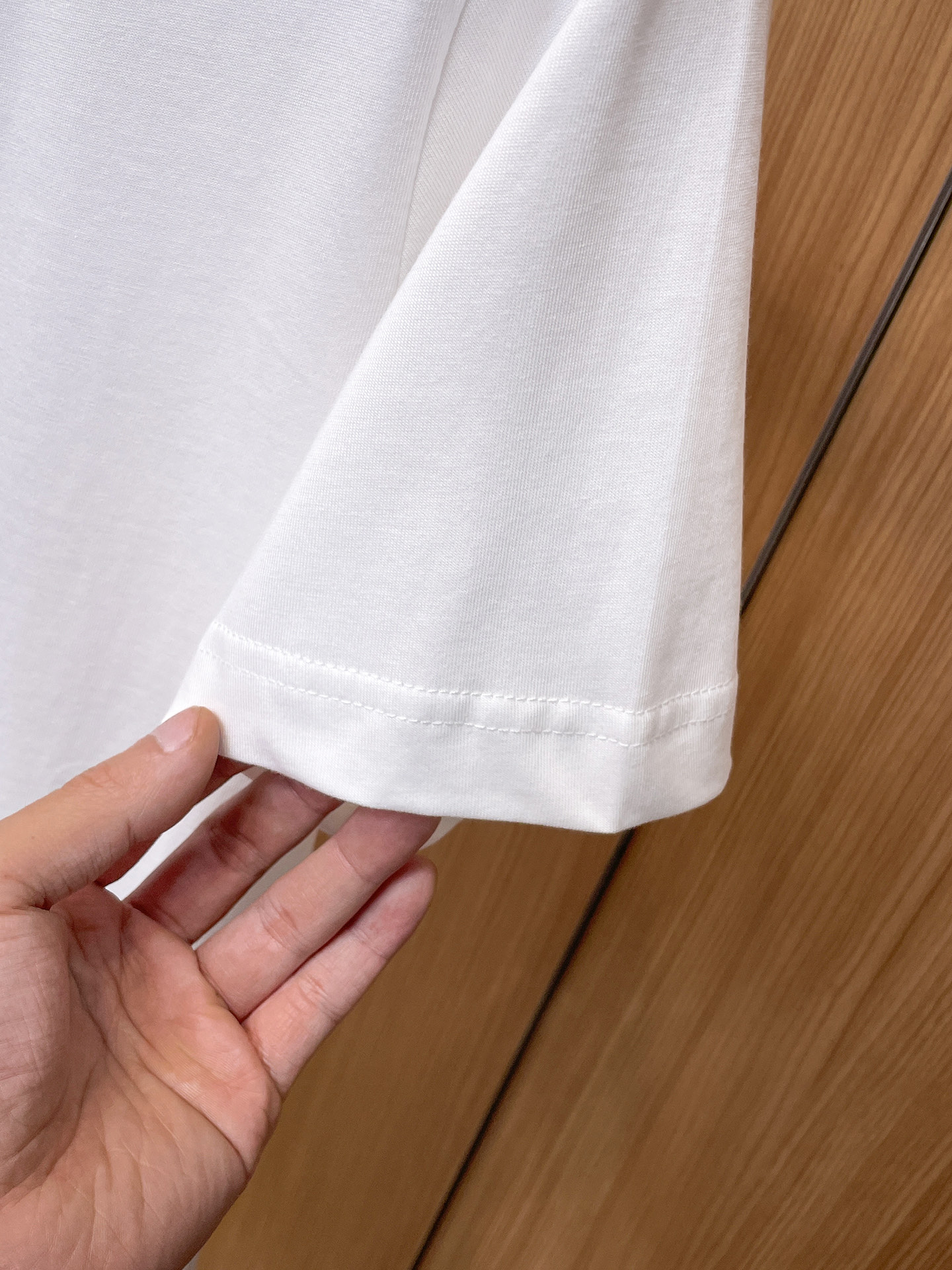 路易威登LV26春夏新品专柜首发最新款短袖圆领T恤 高端订制 设计前卫时尚！品牌logo手绘重工艺设计，