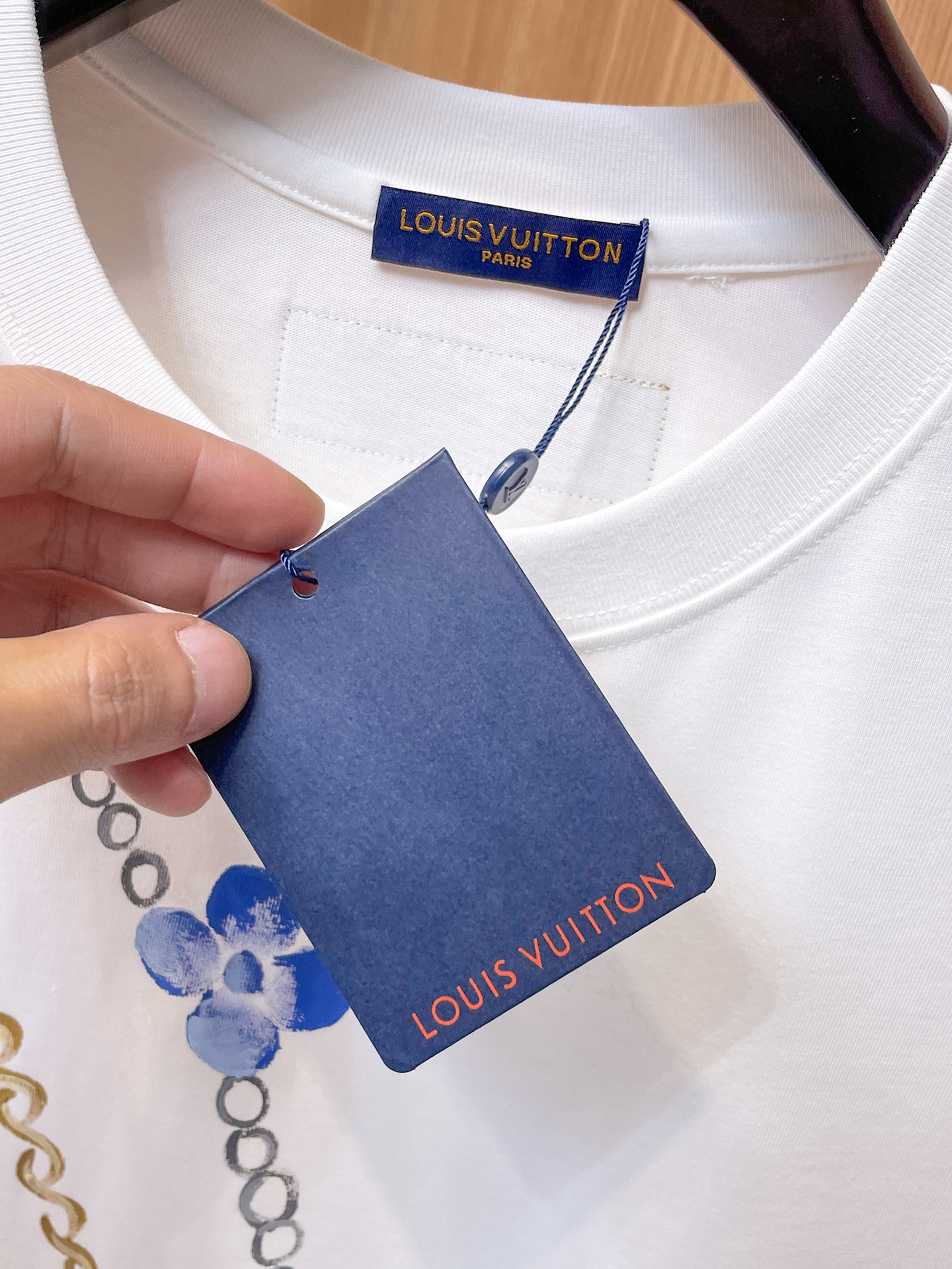 路易威登LV26春夏新品专柜首发最新款短袖圆领T恤 高端订制 设计前卫时尚！品牌logo手绘重工艺设计，