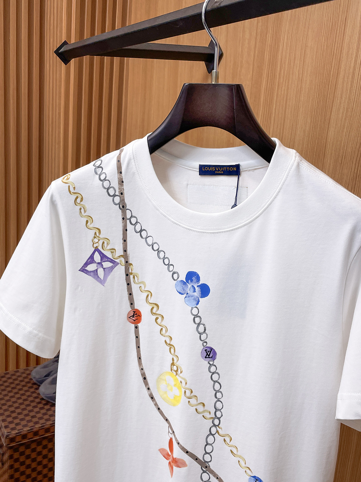 路易威登LV26春夏新品专柜首发最新款短袖圆领T恤 高端订制 设计前卫时尚！品牌logo手绘重工艺设计，