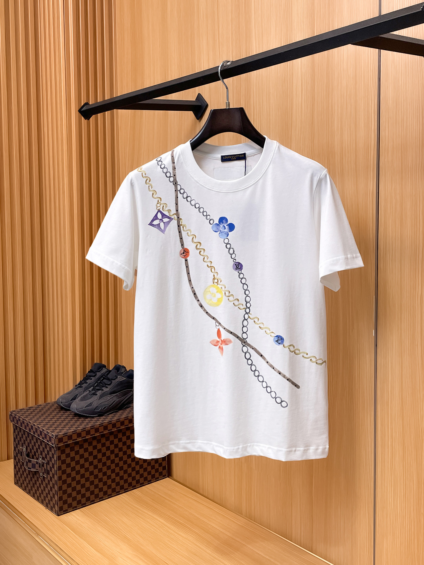 路易威登LV26春夏新品专柜首发最新款短袖圆领T恤 高端订制 设计前卫时尚！品牌logo手绘重工艺设计，