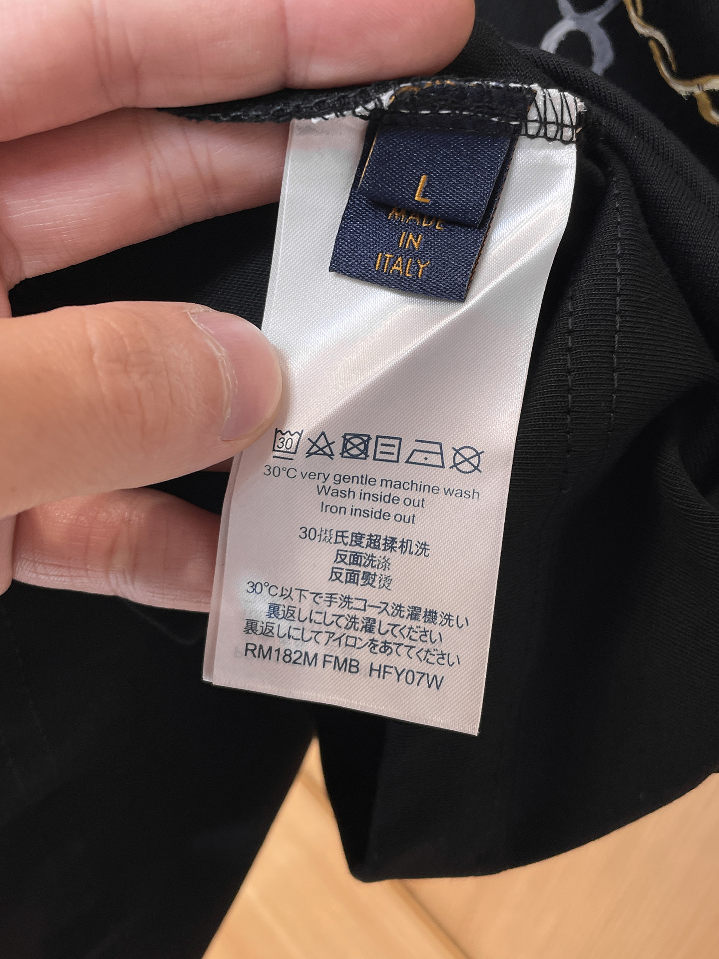 路易威登LV26春夏新品专柜首发最新款短袖圆领T恤 高端订制 设计前卫时尚！品牌logo手绘重工艺设计，