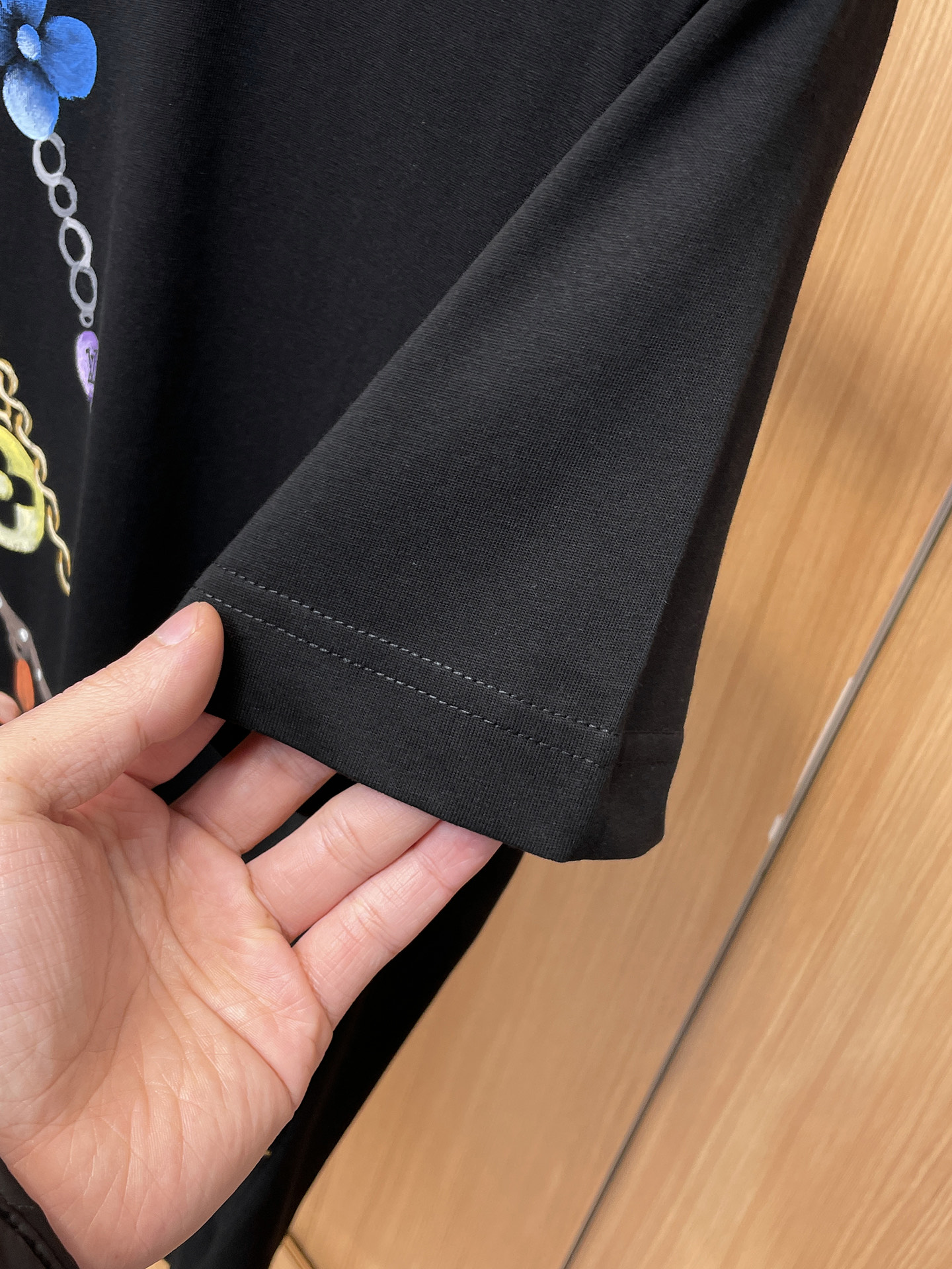 路易威登LV26春夏新品专柜首发最新款短袖圆领T恤 高端订制 设计前卫时尚！品牌logo手绘重工艺设计，