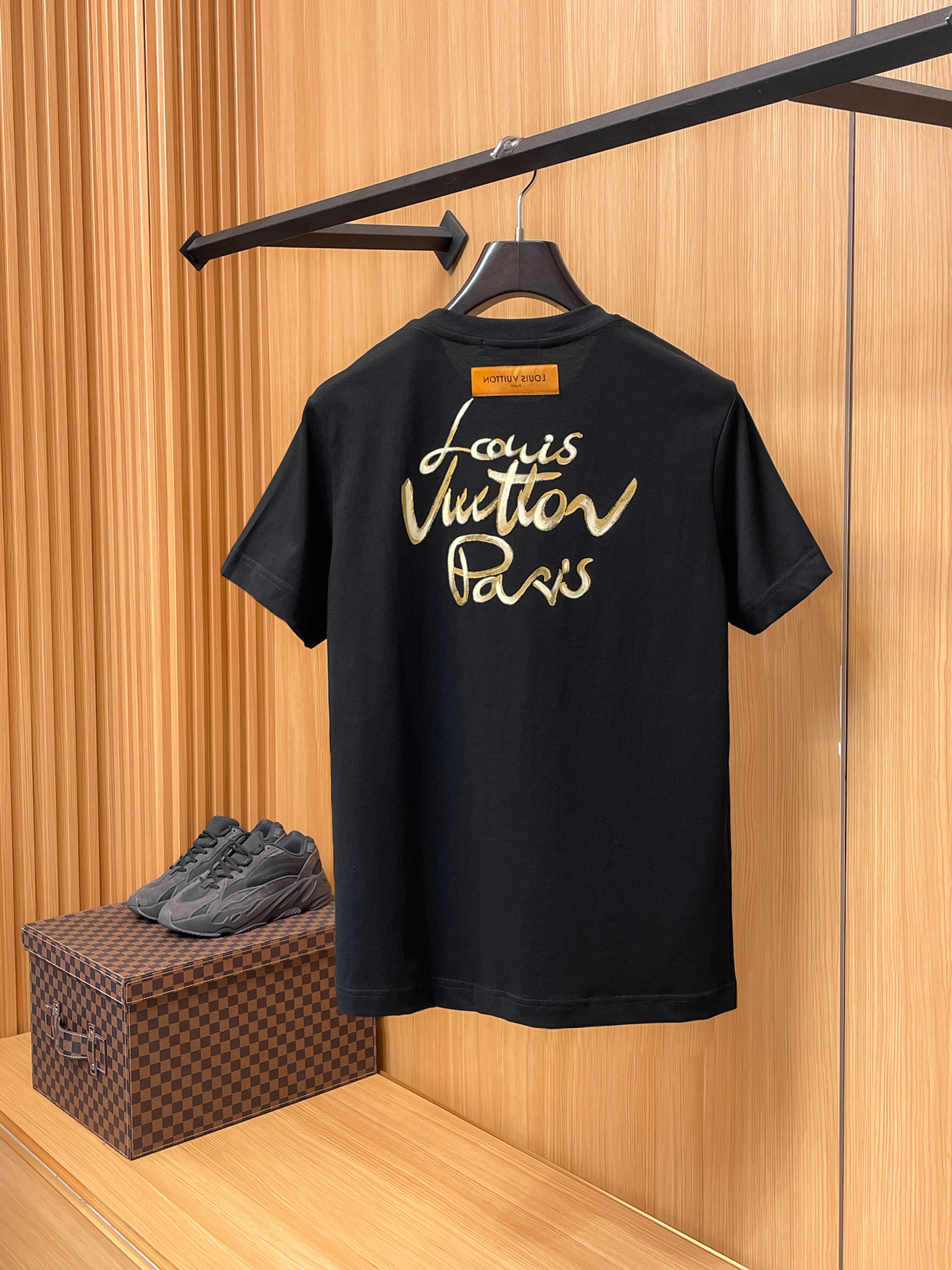 路易威登LV26春夏新品专柜首发最新款短袖圆领T恤 高端订制 设计前卫时尚！品牌logo手绘重工艺设计，