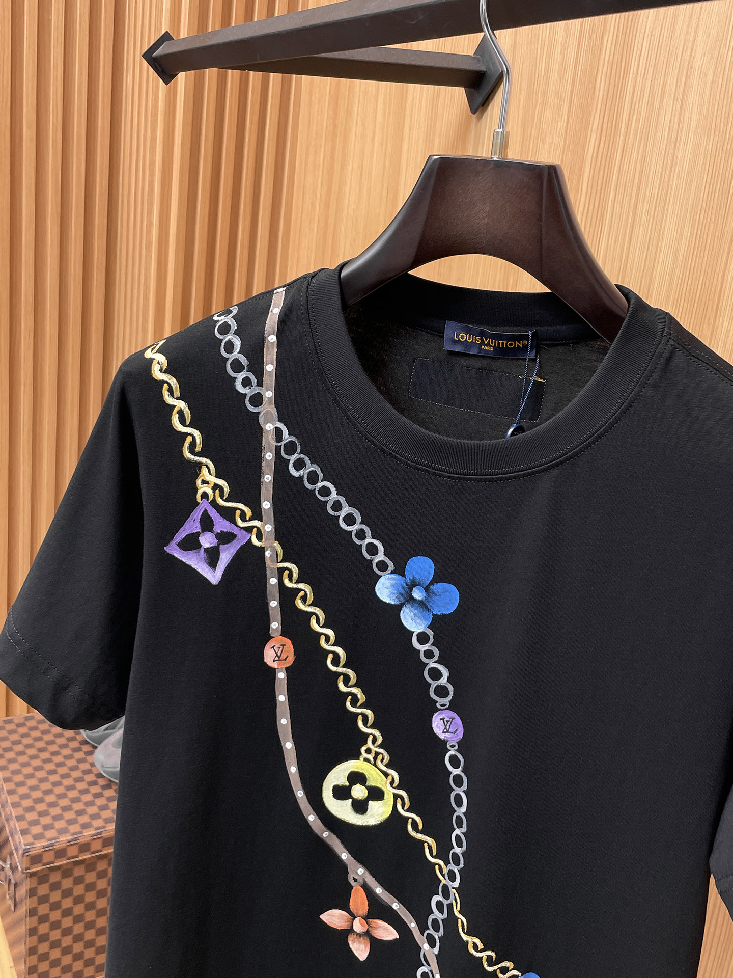 路易威登LV26春夏新品专柜首发最新款短袖圆领T恤 高端订制 设计前卫时尚！品牌logo手绘重工艺设计，