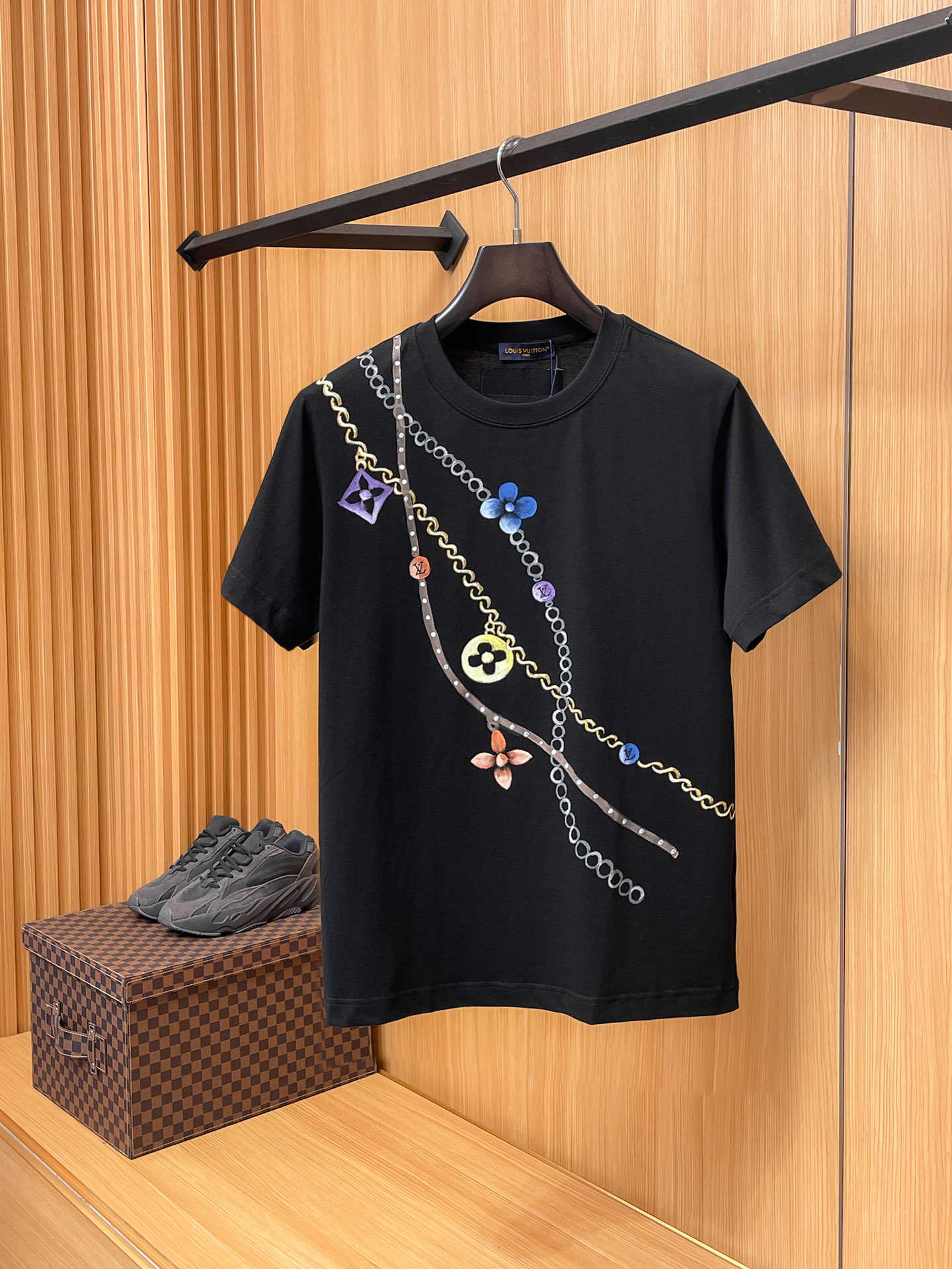 路易威登LV26春夏新品专柜首发最新款短袖圆领T恤 高端订制 设计前卫时尚！品牌logo手绘重工艺设计，