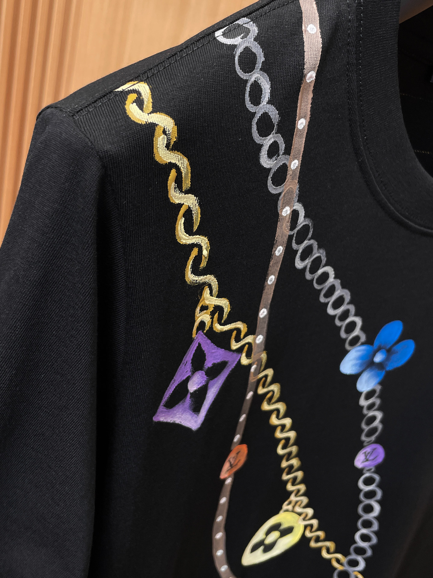 路易威登LV26春夏新品专柜首发最新款短袖圆领T恤 高端订制 设计前卫时尚！品牌logo手绘重工艺设计，