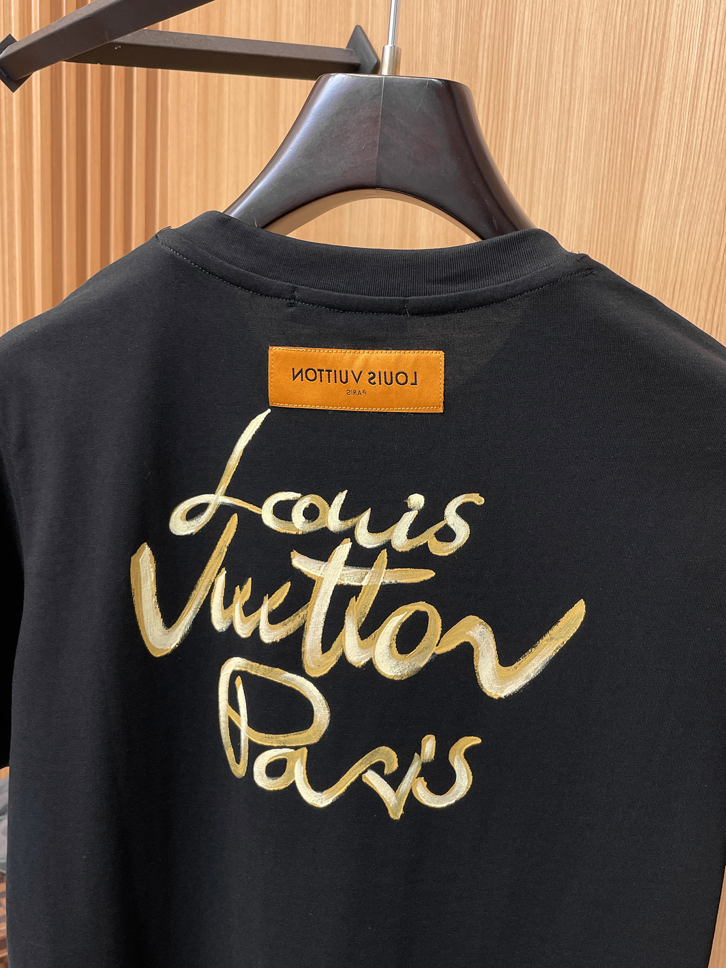 路易威登LV26春夏新品专柜首发最新款短袖圆领T恤 高端订制 设计前卫时尚！品牌logo手绘重工艺设计，