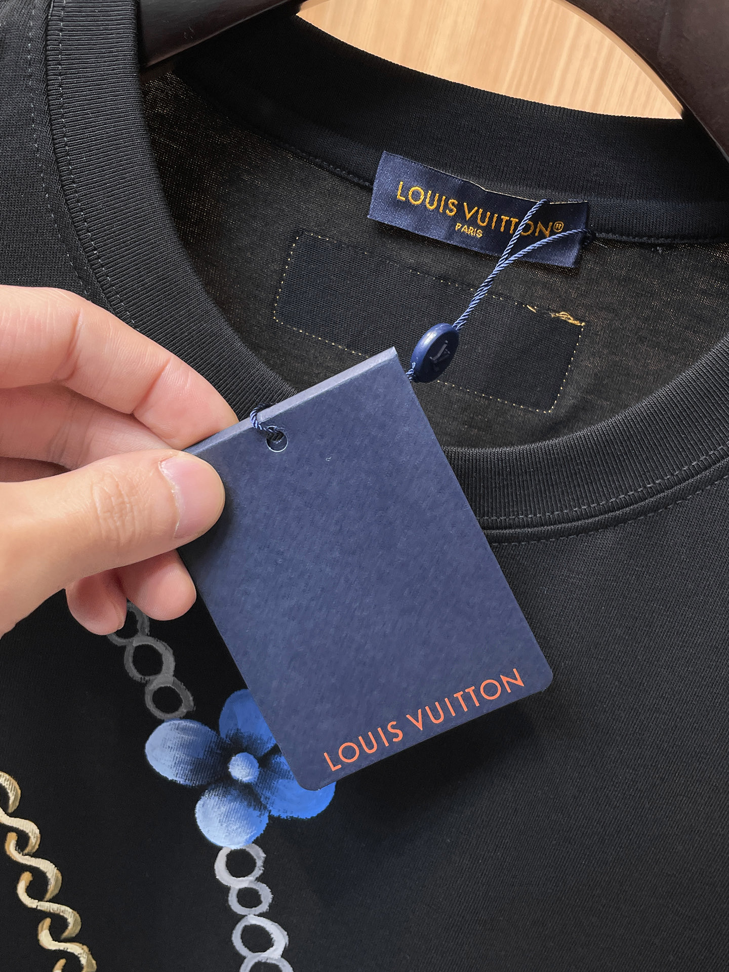 路易威登LV26春夏新品专柜首发最新款短袖圆领T恤 高端订制 设计前卫时尚！品牌logo手绘重工艺设计，