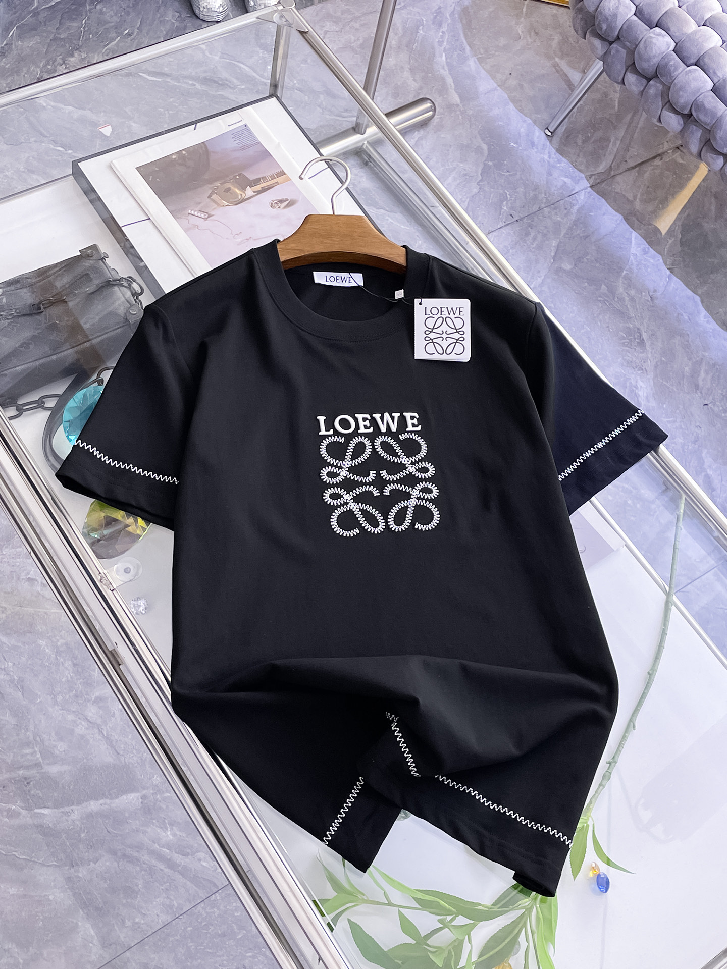 NO:946539,LOEWE's 26FW spring and summer new launch counter latest short-sleeved round neck T-shirt design is avant-garde and fashionable!  The brand logo is designed with heavy craftsmanship. High-end customized mercerized long-staple cotton fabric. Soft to the touch. Comfortable to wear. Exquisite stitching at the counter level. Fine workmanship. The upper body effect is incomparably handsome!  A must-have item for a stylish man!  Color Black White Size M-3XL,,loewe,loewe,T-shirt,tees,t-shirt,19860909LOEWE罗意威26FW春夏新款首发专柜最新款短袖圆领T恤 设计前卫时尚！品牌logo重工艺设计 高端定制丝光长绒棉面料.手感柔软.穿着舒适.专柜级别精致车线.做工精细.上身效果无敌帅气！型男必备单品！ 颜色黑色 白色 码数M-3XL,,loewe,loewe,T-shirt,tees，t-shirt,,Men's clothing