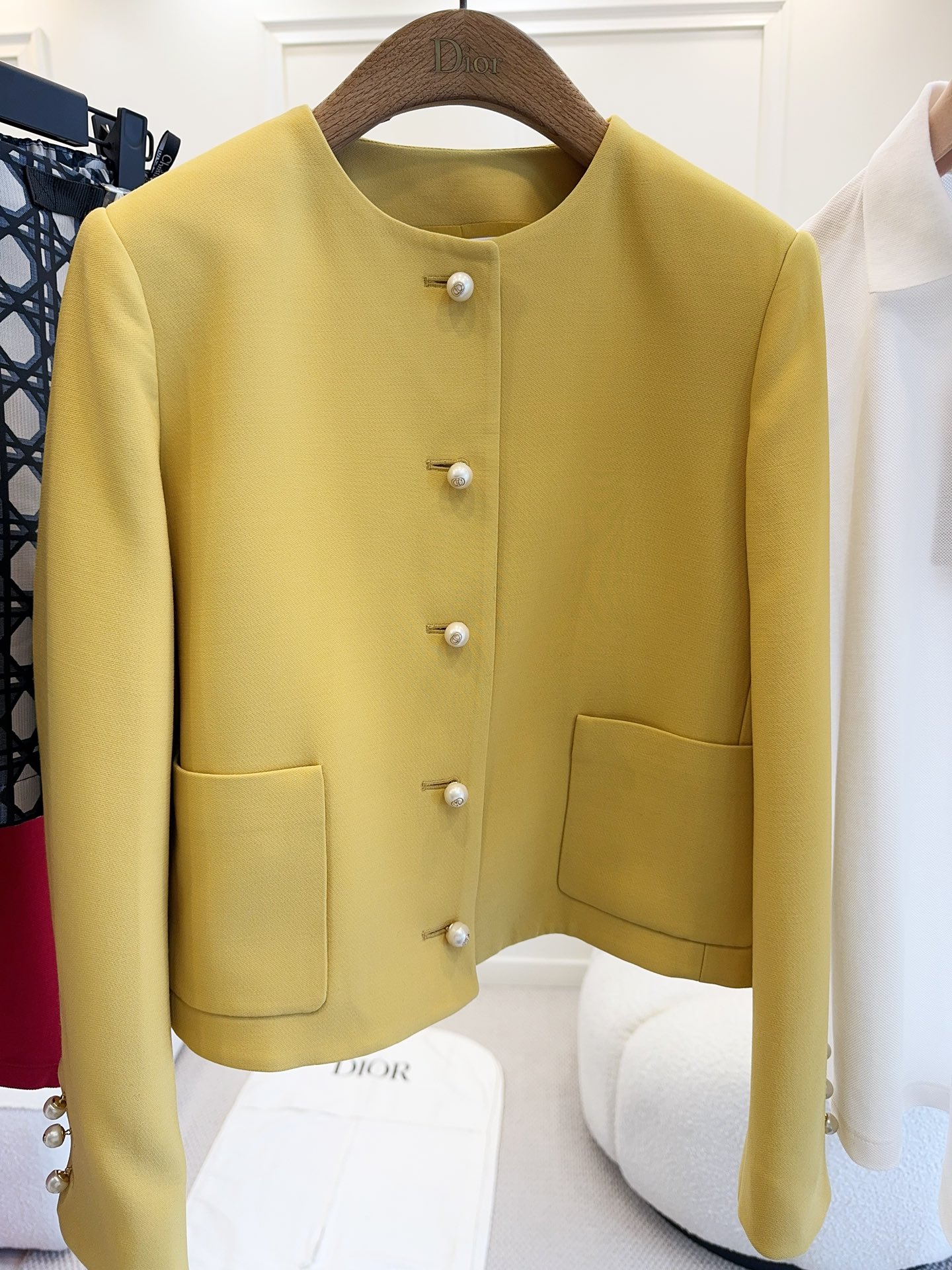 Di*r2024新款丝毛外套，定制真丝羊面料，A00%真丝内衬，质地密实挺括，无领箱式短款，长度刚合适，精美珠扣装饰，实物太美了，这个黄色穿上巨显白！
