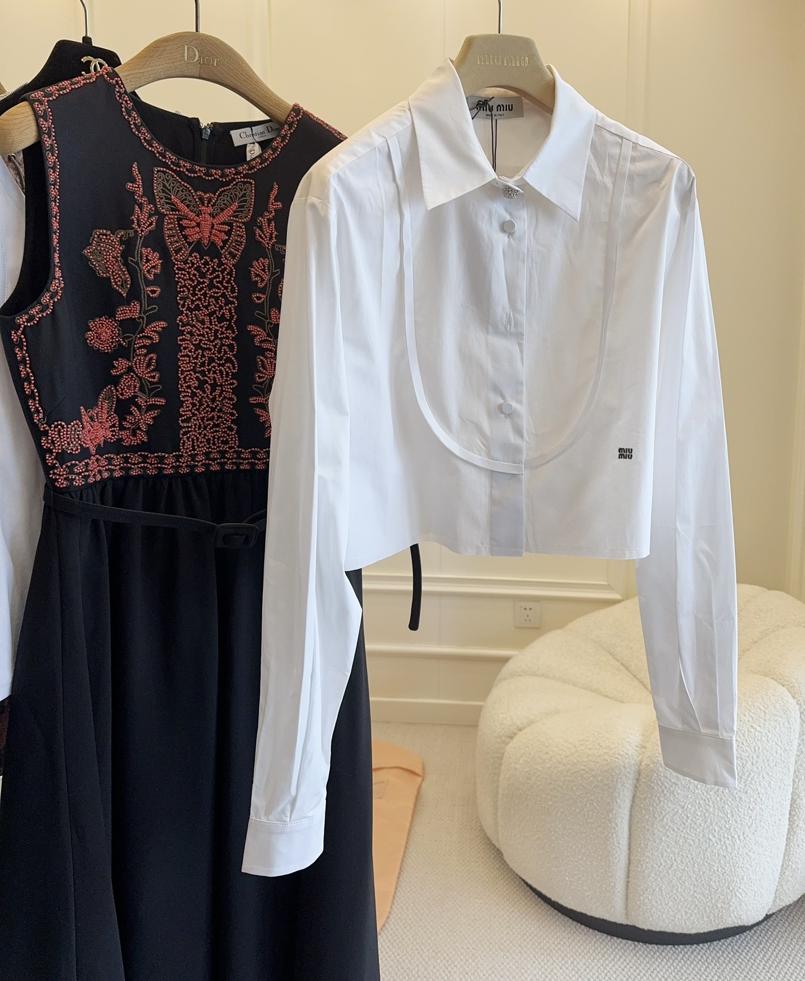 miumiu2023新款白衬衫，纯棉材质，简约的设计，领口袖口钻扣装饰，下摆处字母刺绣，整体造型非常减龄，短款设计很显身材比例！