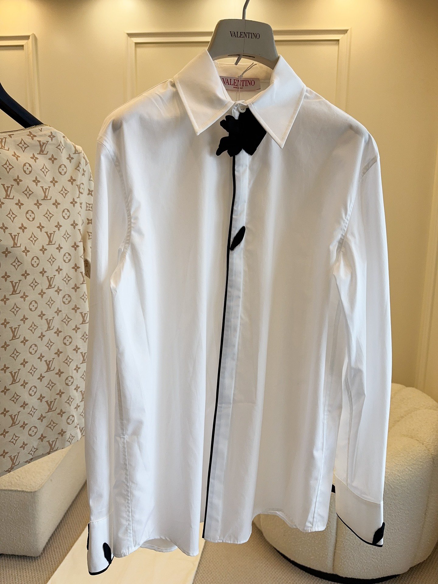 ????????Valentino2024新款黑色花朵白衬衫，男女同款，纯棉面料，纯手工立体黑色花朵与白色整体形成鲜明对比，简约大方又带着设计感，宽松版型无性别穿搭！