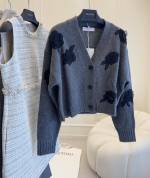 O Valentino2024 Nuovo cardigan a maglia a tre dimensioni a tre dimensioni, con una garza europea tridimensionale, taglio a mano un pezzo di cucito, dettaglio completo, pigro e corto, alla moda e grigio alto! 1 O Valentino2024 Nuovo cardigan a maglia a tre dimensioni a tre dimensioni, con una garza europea tridimensionale, taglio a mano un pezzo di cucito, dettaglio completo, pigro e corto, alla moda e grigio alto!