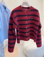 2MIUSIU2024 Nuovo cardigan a maglia a strisce a strisce, miscela in cashmere in lana, morbido e spessore, decorazione di fibbia in metallo personalizzata, cardigan a scollatura scollatura rotonda, il tasso di abbinamento è molto alto, rosso e nero a strisce a strisce, riduzione retrò! 1 2MIUSIU2024 Nuovo cardigan a maglia a strisce a strisce, miscela in cashmere in lana, morbido e spessore, decorazione di fibbia in metallo personalizzata, cardigan a scollatura scollatura rotonda, il tasso di abbinamento è molto alto, rosso e nero a strisce a strisce, riduzione retrò!