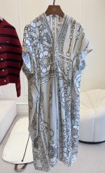 🆕🆕Nuovo abito in seta di Hermes 2024, tessuto originale su misura, abbinamento di colori di altissima qualità, scollo a V, ottima modifica della linea del collo, adoro questo design delle maniche, super coprente, con cintura di stoffa, forma versatile , scollatura Abito pesante, la gonna oversize è realizzata con molti materiali, un must per le vacanze! 1 🆕🆕Nuovo abito in seta di Hermes 2024, tessuto originale su misura, abbinamento di colori di altissima qualità, scollo a V, ottima modifica della linea del collo, adoro questo design delle maniche, super coprente, con cintura di stoffa, forma versatile , scollatura Abito pesante, la gonna oversize è realizzata con molti materiali, un must per le vacanze!