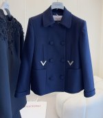 🆕🆕Valentino2024 nuova giacca doppiopetto, nylon double face in lana di seta importata personalizzata, super texture, squisiti bottoni doppiopetto, decorazione in metallo a forma di V, che mette in risalto il fascino del marchio, versione ben aderente, molto pratica da indossare, molto elegante , Accademia per la riduzione dell'età dei blu navy! 1 🆕🆕Valentino2024 nuova giacca doppiopetto, nylon double face in lana di seta importata personalizzata, super texture, squisiti bottoni doppiopetto, decorazione in metallo a forma di V, che mette in risalto il fascino del marchio, versione ben aderente, molto pratica da indossare, molto elegante , Accademia per la riduzione dell’età dei blu navy!