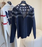4DIOR2024 Nuovo classico classico classico a due lettere che indossa un cardigan con cappuccio a maglia, strisce rosa di colore pulito su un lato, fiore classico a getto rombo, mai obsoleto, lungometraggio in cashmere a maglia a maglia a maglia monota, versione base della versione con cappuccio, versatile e buona usura buona ! 1 4DIOR2024 Nuovo classico classico classico a due lettere che indossa un cardigan con cappuccio a maglia, strisce rosa di colore pulito su un lato, fiore classico a getto rombo, mai obsoleto, lungometraggio in cashmere a maglia a maglia a maglia monota, versione base della versione con cappuccio, versatile e buona usura buona !