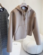 2MIUSIU2023 Nuova giacca con cappuccio a doppio lato, tessuto personalizzato originale, 10%cashmere ➕ 10%seta reale ➕ 80%ibrido di lana alpaca, consistenza eccellente, modello corto con cappuccio a riduzione dell'età, abbinato a riduzione della gonna a mezza gonna, colore khaki chiaro, colore khaki chiaro, Il sapore Western di colore kaki leggero è costoso! 1 2MIUSIU2023 Nuova giacca con cappuccio a doppio lato, tessuto personalizzato originale, 10%cashmere ➕ 10%seta reale ➕ 80%ibrido di lana alpaca, consistenza eccellente, modello corto con cappuccio a riduzione dell’età, abbinato a riduzione della gonna a mezza gonna, colore khaki chiaro, colore khaki chiaro, Il sapore Western di colore kaki leggero è costoso!