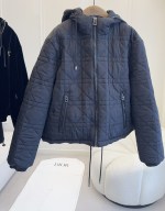 4dior2024 Nuova giacca di cotone con cappuccio con cappuccio con cappuccio con cappuccio con cappuccio con cappuccio con cappuccio con cappuccio con cappuccio a doppia tasca, maniche a mano stretta, a maniche a mano stretta strette, antivento e calda, Precisione del ricamo CD, pulito, design con cappuccio con cappuccio, fibbia con corda a cinghia, logo con fitta con cerniera personalizzata, molto molto personalizzata, molto personalizzata, molto personalizzata, molto personalizzata, molto personalizzata, molto personalizzata, molto Giovane stile! 1 4dior2024 Nuova giacca di cotone con cappuccio con cappuccio con cappuccio con cappuccio con cappuccio con cappuccio con cappuccio con cappuccio con cappuccio a doppia tasca, maniche a mano stretta, a maniche a mano stretta strette, antivento e calda, Precisione del ricamo CD, pulito, design con cappuccio con cappuccio, fibbia con corda a cinghia, logo con fitta con cerniera personalizzata, molto molto personalizzata, molto personalizzata, molto personalizzata, molto personalizzata, molto personalizzata, molto personalizzata, molto Giovane stile!