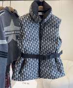 🆕🆕Gilet presbite della nuova serie di sci Dior2024, jacquard presbite, molto strutturato, decorato con colletto rialzato e doppia cerniera frontale, design antivento all'interno, motivo a strisce jacquard sul retro impreziosito dal logo "Christian Dio". Accessori hardware con logo personalizzato, classici e versatili, casual e alla moda! 1 🆕🆕Gilet presbite della nuova serie di sci Dior2024, jacquard presbite, molto strutturato, decorato con colletto rialzato e doppia cerniera frontale, design antivento all’interno, motivo a strisce jacquard sul retro impreziosito dal logo “Christian Dio”. Accessori hardware con logo personalizzato, classici e versatili, casual e alla moda!