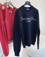 4DIOR2024 Nuovo maglione a collo rotondo tirit a tiri, filo di miscelazione di Mahai, lettere biochimiche effetto in velluto, classiche match in bianco e nero, versione di base del collo rotondo, versione semplice e sciolta, facile da ottenere la pigrizia! 1 4DIOR2024 Nuovo maglione a collo rotondo tirit a tiri, filo di miscelazione di Mahai, lettere biochimiche effetto in velluto, classiche match in bianco e nero, versione di base del collo rotondo, versione semplice e sciolta, facile da ottenere la pigrizia!