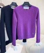 Ovalentino2024 Nuovo maglione a torsione, filo tintura fissa, modello classico slim, design a torsione retrò, fungo a cavallo, dolce e giocoso, decorazione del logo delle lettere, evidenziazione del fascino del marchio, la sola abbinamento interno è super -bella 1 Ovalentino2024 Nuovo maglione a torsione, filo tintura fissa, modello classico slim, design a torsione retrò, fungo a cavallo, dolce e giocoso, decorazione del logo delle lettere, evidenziazione del fascino del marchio, la sola abbinamento interno è super -bella