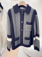 🆕🆕miumiu2024 nuovo cardigan in colori contrastanti, edizione limitata, 100% lana di pecora, lavorazione a maglia ispessita, design retrò twist twist, college tricolore a contrasto per ridurre l'età, stile ampio con revers piccoli, molti colori contrastanti nel complesso, molto alla moda! 1 🆕🆕miumiu2024 nuovo cardigan in colori contrastanti, edizione limitata, 100% lana di pecora, lavorazione a maglia ispessita, design retrò twist twist, college tricolore a contrasto per ridurre l’età, stile ampio con revers piccoli, molti colori contrastanti nel complesso, molto alla moda!