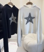 4dior2024 Nuova giacca a maglia con cappuccio pentagram con cappuccio, serie di sci Alpi, filo miscelato in cashmere in lana personalizzato, versione corta con cappuccio con cappuccio a spalla dolce design sottile, evidenziando la curva della vita. La parte anteriore è decorata con il motivo a strisce blu navy, la parte posteriore dell'alfabeto di fiori è incorporata nella parte posteriore, il colore bianco e nero è disponibile e l'età è troppo versatile! 1 4dior2024 Nuova giacca a maglia con cappuccio pentagram con cappuccio, serie di sci Alpi, filo miscelato in cashmere in lana personalizzato, versione corta con cappuccio con cappuccio a spalla dolce design sottile, evidenziando la curva della vita. La parte anteriore è decorata con il motivo a strisce blu navy, la parte posteriore dell’alfabeto di fiori è incorporata nella parte posteriore, il colore bianco e nero è disponibile e l’età è troppo versatile!