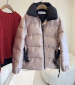 🆕🆕Giacca in cotone della nuova serie sci Dior2024, rosa champagne di fascia alta, colore sbiancante e rinfrescante, tessuto molto strutturato, decorata con colletto rialzato e doppia cerniera frontale, design antivento all'interno, motivo a strisce jacquard sul retro impreziosito con "Christian Logo "Dio", logo personalizzato Gli accessori hardware sono alla moda e i colori sono delicati e dolci! 1 🆕🆕Giacca in cotone della nuova serie sci Dior2024, rosa champagne di fascia alta, colore sbiancante e rinfrescante, tessuto molto strutturato, decorata con colletto rialzato e doppia cerniera frontale, design antivento all’interno, motivo a strisce jacquard sul retro impreziosito con “Christian Logo “Dio”, logo personalizzato Gli accessori hardware sono alla moda e i colori sono delicati e dolci!