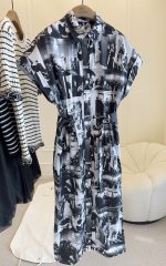 🆕🆕Nuovo abito stampato Dior2025, tessuto originale personalizzato in seta e cotone, seta ➕ puro cotone, consistenza super buona, stampa con caratteri molto artistici, design a petto pieno, può essere indossato come una giacca, abbottonato e diventa un vestito, tu può controllare i pulsanti a piacimento. Il numero di pezzi può essere cambiato a piacimento. La cintura dello stesso colore e la fibbia in metallo migliorano lo stile! 1 🆕🆕Nuovo abito stampato Dior2025, tessuto originale personalizzato in seta e cotone, seta ➕ puro cotone, consistenza super buona, stampa con caratteri molto artistici, design a petto pieno, può essere indossato come una giacca, abbottonato e diventa un vestito, tu può controllare i pulsanti a piacimento. Il numero di pezzi può essere cambiato a piacimento. La cintura dello stesso colore e la fibbia in metallo migliorano lo stile!