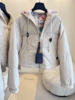 🆕🆕lv2024 nuovo piumino con cappuccio, tessuto personalizzato, super texture, fodera stampata in seta, stile corto casual con cappuccio, giocoso e antietà, colore super bello, hardware personalizzato, imbottitura in piuma d'oca bianca, caldo e leggero, regolazione con coulisse sull'orlo, super pratico! 1 🆕🆕lv2024 nuovo piumino con cappuccio, tessuto personalizzato, super texture, fodera stampata in seta, stile corto casual con cappuccio, giocoso e antietà, colore super bello, hardware personalizzato, imbottitura in piuma d’oca bianca, caldo e leggero, regolazione con coulisse sull’orlo, super pratico!