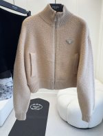 🆕🆕Nuova giacca in cashmere Prada2024, filato di cashmere personalizzato, kaki chiaro ultra bianco, consistenza soffice, design con cerniera sul colletto rialzato, versione giacca pulita ed elegante, iconico logo in metallo smaltato con logo triangolare, che mette in risalto le caratteristiche del marchio! 1 🆕🆕Nuova giacca in cashmere Prada2024, filato di cashmere personalizzato, kaki chiaro ultra bianco, consistenza soffice, design con cerniera sul colletto rialzato, versione giacca pulita ed elegante, iconico logo in metallo smaltato con logo triangolare, che mette in risalto le caratteristiche del marchio!