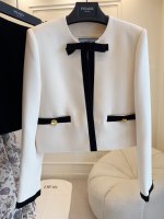 0prada2024 Nuovi fiocchi di gioielli in velluto nero 🎀 Giacca corta, tessuto di acido acetico, fodera di seta reale, combinazione in bianco e nero, semplice e squisito e intrigante, il bianco del riso è naturale e fresco, il tono di colore è di alto livello, cingoli rotondi puliti È delicato e squisito, i colori del velluto nero della parte anteriore e delle tasche delineano il livello, il modello che aprirà i pulsanti logo in oro aggiungi i luci, la parte superiore del corpo è una ragazza alla moda e delicata! 1 0prada2024 Nuovi fiocchi di gioielli in velluto nero 🎀 Giacca corta, tessuto di acido acetico, fodera di seta reale, combinazione in bianco e nero, semplice e squisito e intrigante, il bianco del riso è naturale e fresco, il tono di colore è di alto livello, cingoli rotondi puliti È delicato e squisito, i colori del velluto nero della parte anteriore e delle tasche delineano il livello, il modello che aprirà i pulsanti logo in oro aggiungi i luci, la parte superiore del corpo è una ragazza alla moda e delicata!