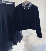 🆕🆕Nuova giacca Dior2025 in velluto con perline, materiale in velluto importato, fodera in seta, perline pesanti sul colletto, retrò e di fascia alta, taglio sartoriale con abbottonatura a bottone singolo, girocollo, decorazione con ciondolo di perle attorno allo scollo, stile spalla regolare, elegante colore nero Crea una atmosfera di palazzo lussuoso, aspetto sottile e versatile e aspetto elegante e nobile se abbinato a una gonna! 1 🆕🆕Nuova giacca Dior2025 in velluto con perline, materiale in velluto importato, fodera in seta, perline pesanti sul colletto, retrò e di fascia alta, taglio sartoriale con abbottonatura a bottone singolo, girocollo, decorazione con ciondolo di perle attorno allo scollo, stile spalla regolare, elegante colore nero Crea una atmosfera di palazzo lussuoso, aspetto sottile e versatile e aspetto elegante e nobile se abbinato a una gonna!