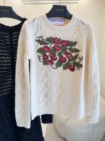 Ovalentino2025 Nuovo maglione ricamato, lana di cotone al 100%, morbido e caldo, pigro e comodo, Tipo di fiori di raccolta di importatore, Modello di ciliegia ricamato da lavoro, abbigliamento da ciliegia ricamato, una graziosa riduzione dell'età giocosa, giallo del riso dolce, abiti interni a usura singola! 1 Ovalentino2025 Nuovo maglione ricamato, lana di cotone al 100%, morbido e caldo, pigro e comodo, Tipo di fiori di raccolta di importatore, Modello di ciliegia ricamato da lavoro, abbigliamento da ciliegia ricamato, una graziosa riduzione dell’età giocosa, giallo del riso dolce, abiti interni a usura singola!