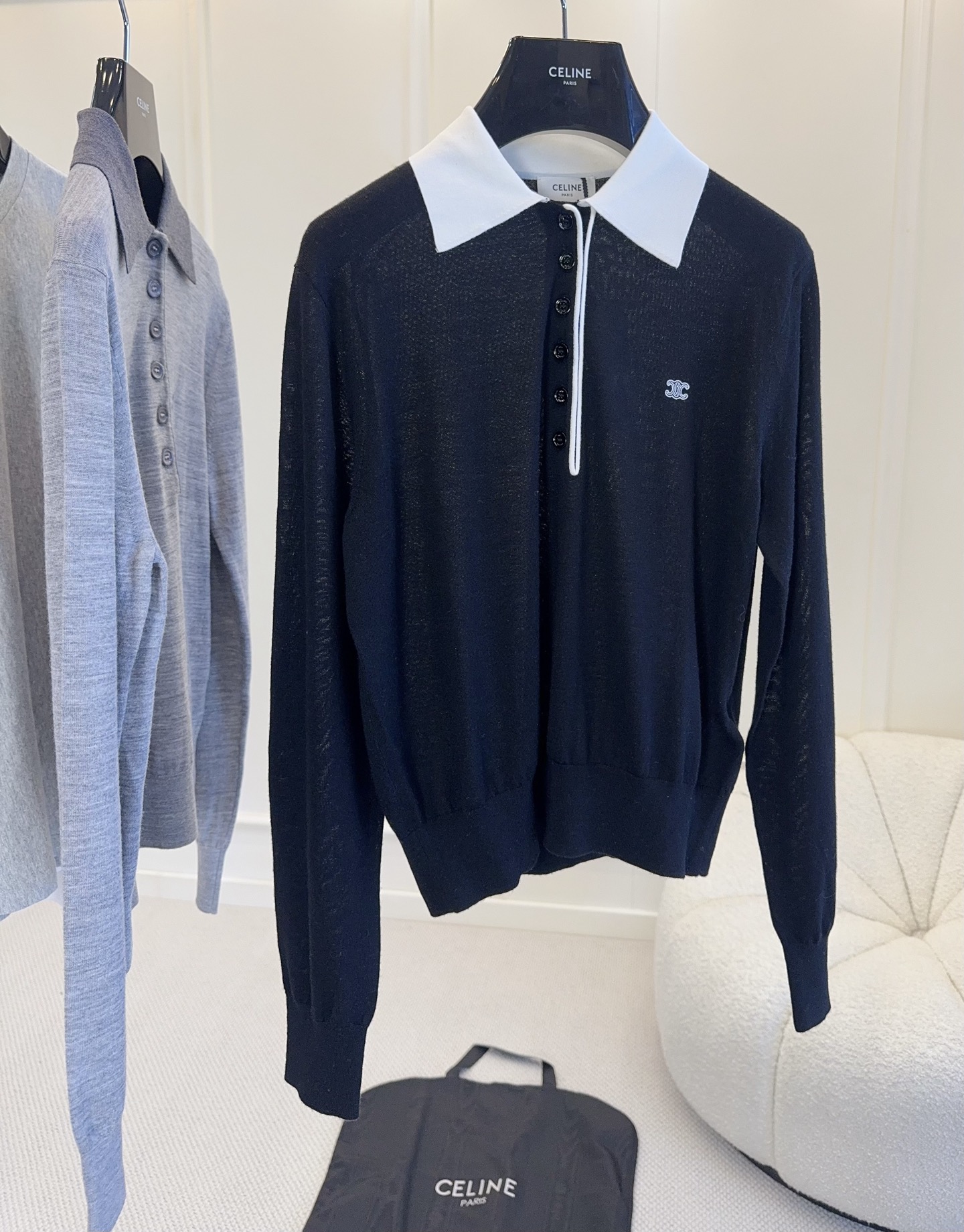 NO:799699,CELINE2026 new contrast color long-sleeved Polo shirt, super-fine cashmere, soft and skin-friendly, white lapel + black body, dark gray and light gray body, simple and layered, small embroidery on the chest is super exquisite. The version is slim and can be worn alone or as an inner layer. It can be easily controlled for commuting, daily life, and leisure. Get the French lazy style!  ,,celine,19860909CELINE2026新款撞色长袖Polo衫,超细开司米羊毛,柔软亲肤,白色翻领+黑色主体,深灰浅灰主体,简约又有层次感,胸前小刺绣超精致.版型修身,单穿或内搭都很OK,通勤、日常、休闲都能轻松驾驭,法式慵懒风get！,,celine,,Women's clothing