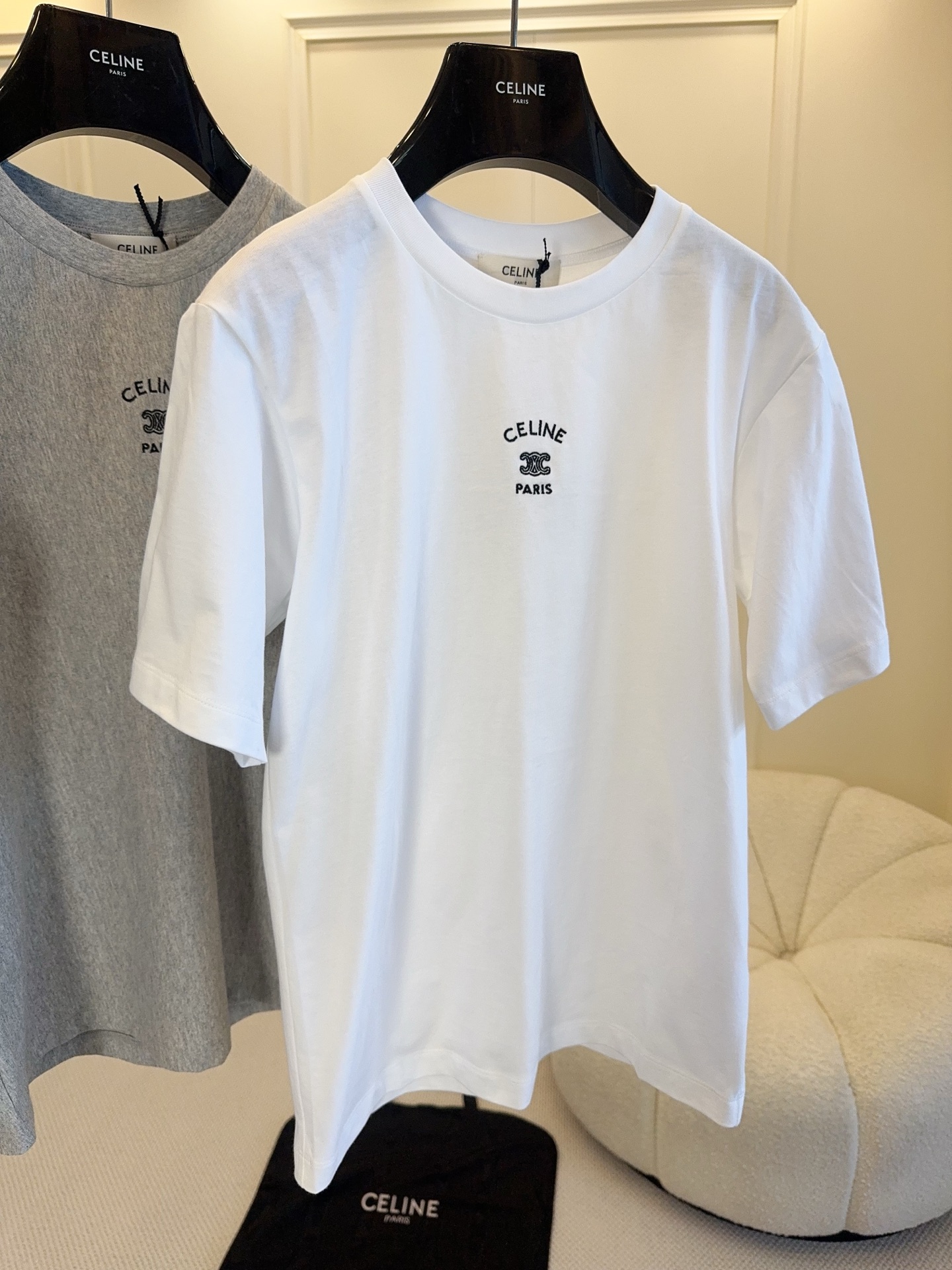 NO:799695,CELINE2026 new logo cotton T-shirt, comfortable pure cotton, soft and breathable, super comfortable to wear in summer!  The 'CELINE PARIS' logo on the chest is low-key and recognizable, and the loose fit is highly tolerant. It is OK to wear alone or layered with it. The simple design can be easily matched with jeans and casual pants, and can be easily used for daily commuting and casual occasions. It is a must-have and versatile item in the wardrobe!  ,,celine,jeans,tees,t-shirt,19860909CELINE2026新款Logo棉T恤,舒适纯棉,柔软透气,夏天穿超舒服！胸前“CELINE PARIS”徽标低调有辨识度,宽松版型包容性强,单穿或内搭都很OK.简约设计,轻松搭配牛仔裤、休闲裤,日常通勤、休闲场合都能轻松驾驭,是衣橱必备百搭单品！,,celine,jeans,tees，t-shirt,,Women's clothing