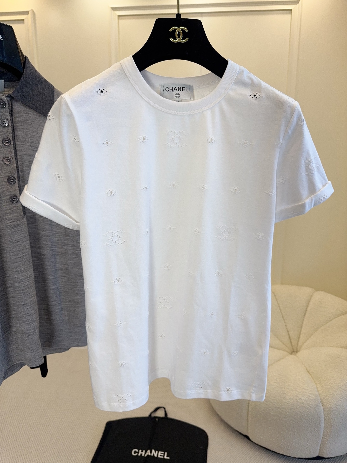 NO:799701,Chanel 2026 new white hollow short sleeves, made of pure cotton, soft and skin-friendly, super comfortable to wear in spring and summer!  The hollow embroidery design is exquisite, breathable and detailed, slim and versatile, and can be easily worn in daily life or light formal occasions. It goes well with jeans and skirts, simple and elegant style!  ,,chanel,skirts,jeans,T-shirt,19860909Chanel 2026新款白色镂空短袖,纯棉材质,柔软亲肤,春夏穿超舒服！镂空刺绣设计精致,透气又有细节感,显瘦又百搭,日常或轻正式场合都能轻松驾驭.搭配牛仔裤、半裙都很出彩,简约优雅风格！,,chanel,skirts,jeans,T-shirt,,Women's clothing
